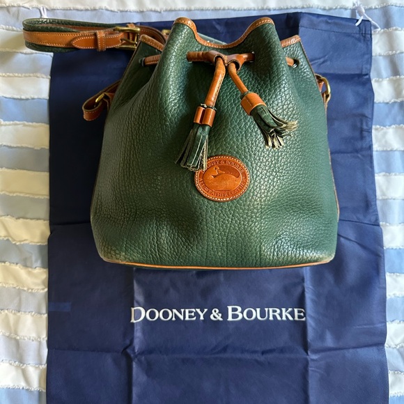 Dooney & Bourke Vintage "Drawstring Bucket shoulder bag - Picture 3 of 10
